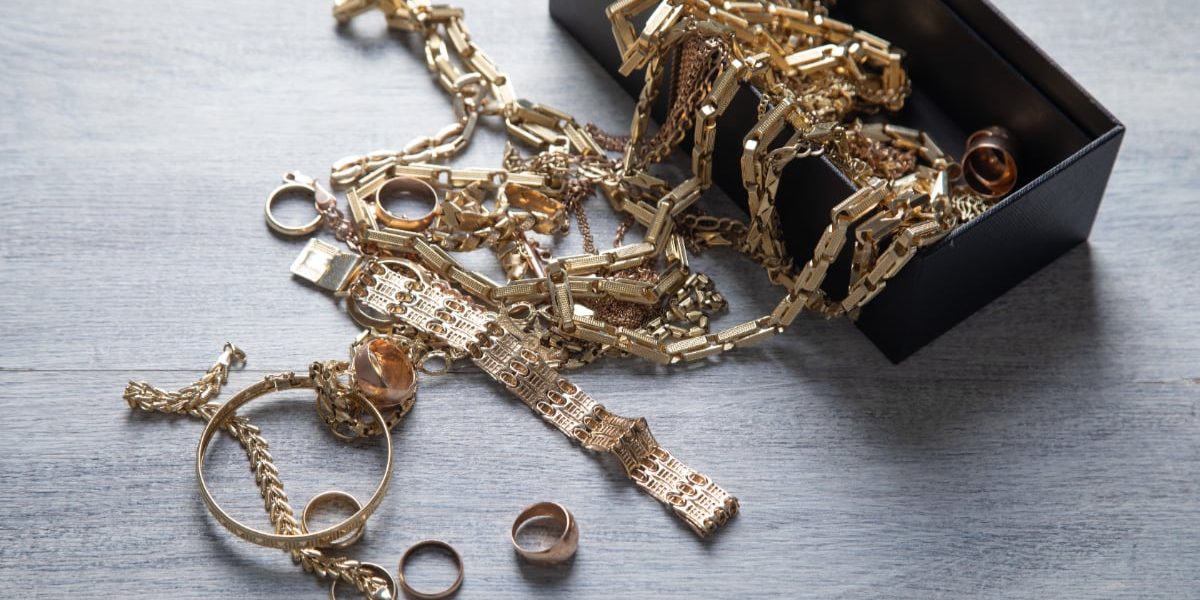 Bijuterii de 250.000 de euro, dispărute de la DIICOT. Proprietara voia să le vândă pentru datorii