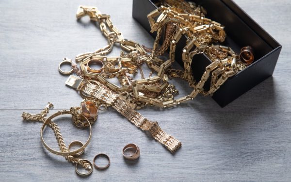 Bijuterii de 250.000 de euro, dispărute de la DIICOT. Proprietara voia să le vândă pentru datorii