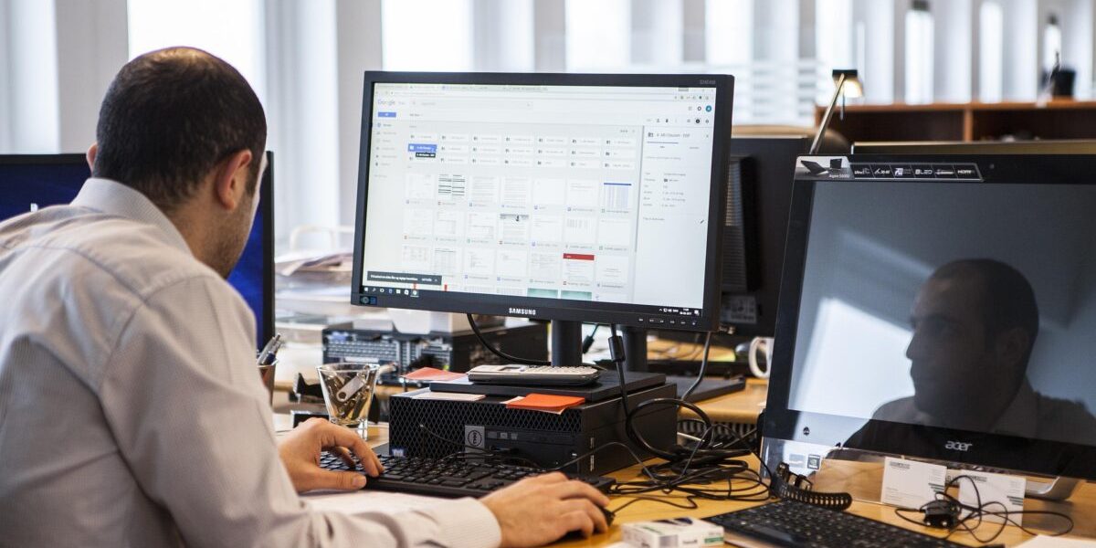 Alergia la muncă: De ce te simți epuizat? Cauze, simptome și soluții