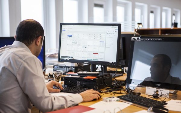 Alergia la muncă: De ce te simți epuizat? Cauze, simptome și soluții