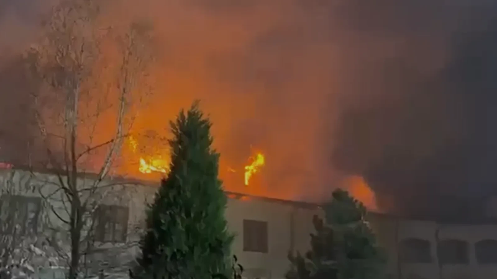 Incendiu devastator la Mănăstirea Bistrița din Vâlcea, de Paști: Intervin 10 autospeciale