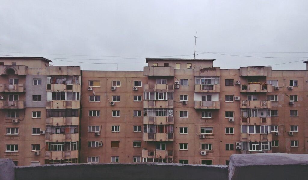 Blocuri sub asediu: Românii, responsabili legal pentru vecinii de sub ei