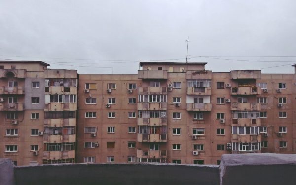 Blocuri sub asediu: Românii, responsabili legal pentru vecinii de sub ei