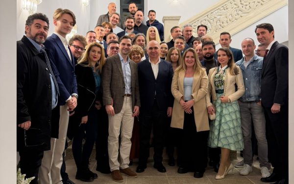 Donald Trump, vizită-surpriză: A aterizat la București, fără anunț