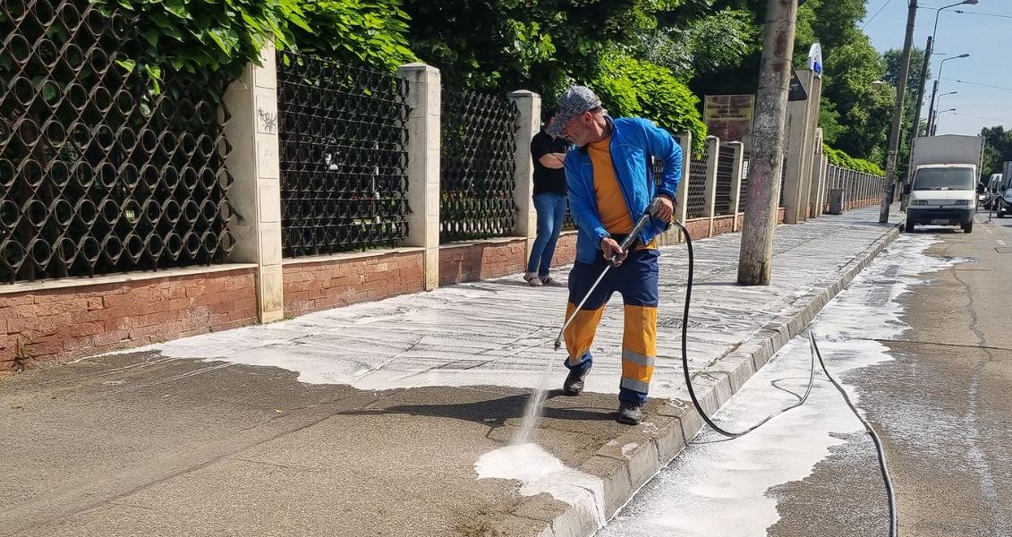 Curățenia la bordură continuă pe Șoseaua Ștefan cel Mare, în Sectorul 2