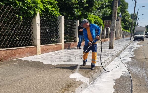 Curățenia la bordură continuă pe Șoseaua Ștefan cel Mare, în Sectorul 2
