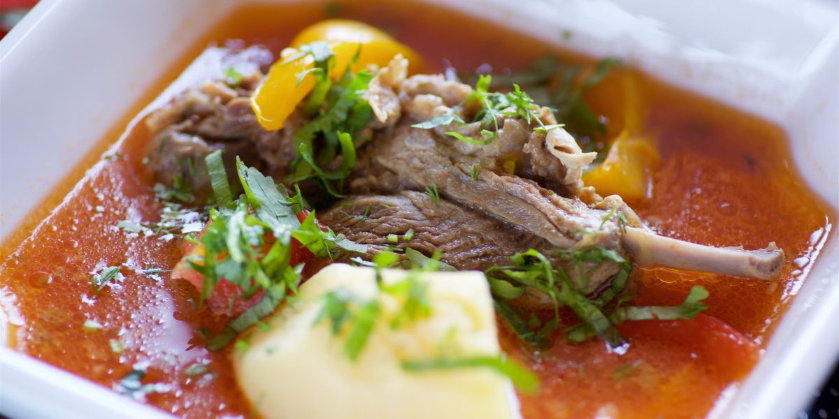 Borșul de miel: un deliciu controversat. Beneficii, riscuri și secretul consumului