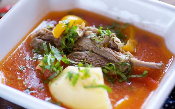 Borșul de miel: un deliciu controversat. Beneficii, riscuri și secretul consumului