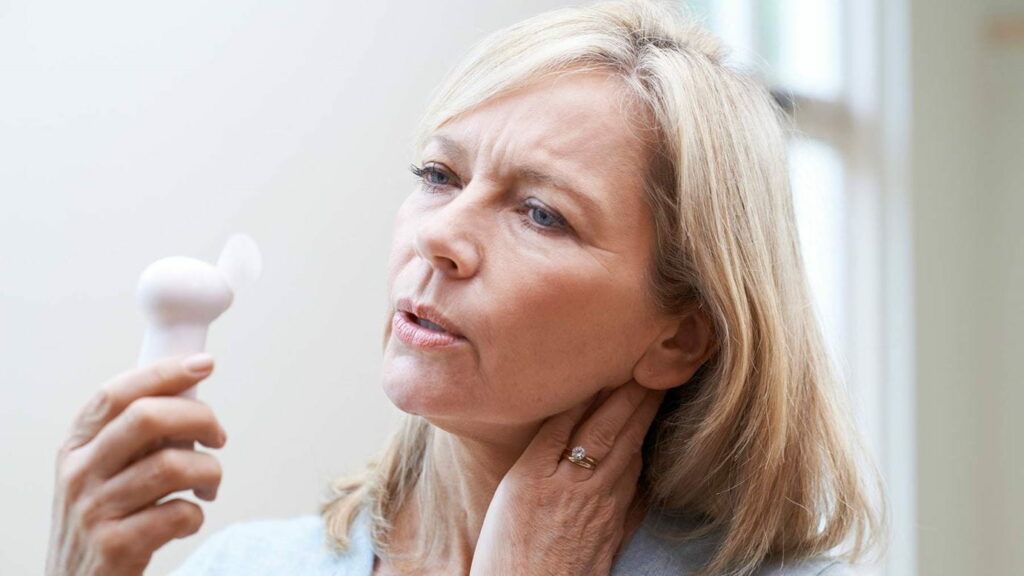 Schimbările hormonale specifice menopauzei pot începe cu ani înainte de încetarea menstruației, adesea trecute cu vederea de femei