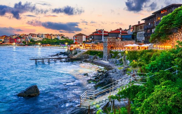 Peste 25.000 de oameni au fugit din țară: Unde au plecat?