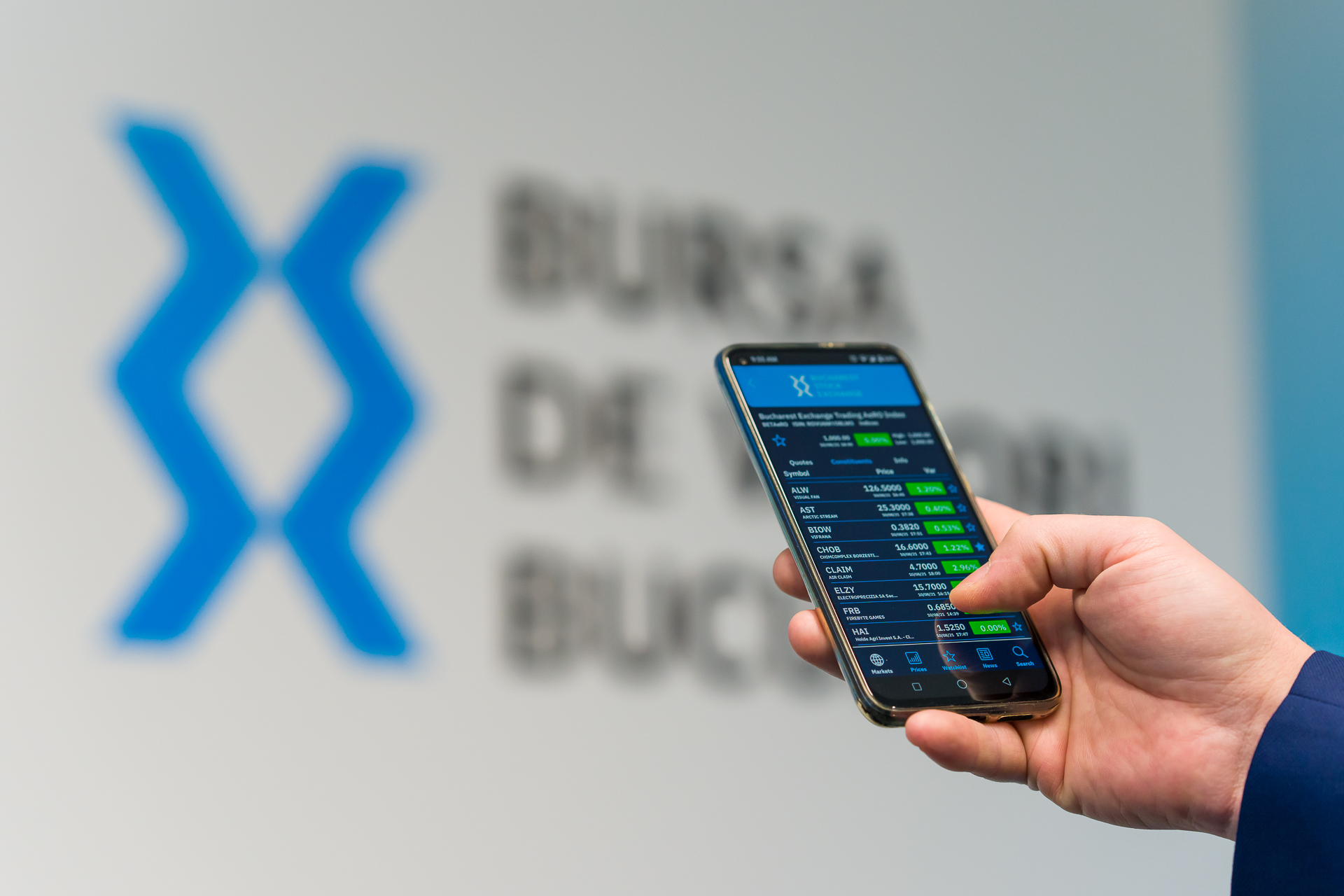 Bursa de la Bucureşti înregistrează o creștere de 1% în contextul unor tendințe negative în Europa Bursa de Valori București a închis ziua cu o creștere de aproximativ 1%, într-un context în care piețele europene au înregistrat scăderi