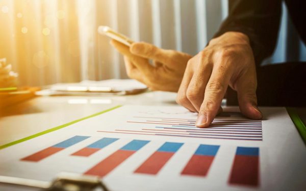 Industria din România, în continuare în contracție, chiar și după martie