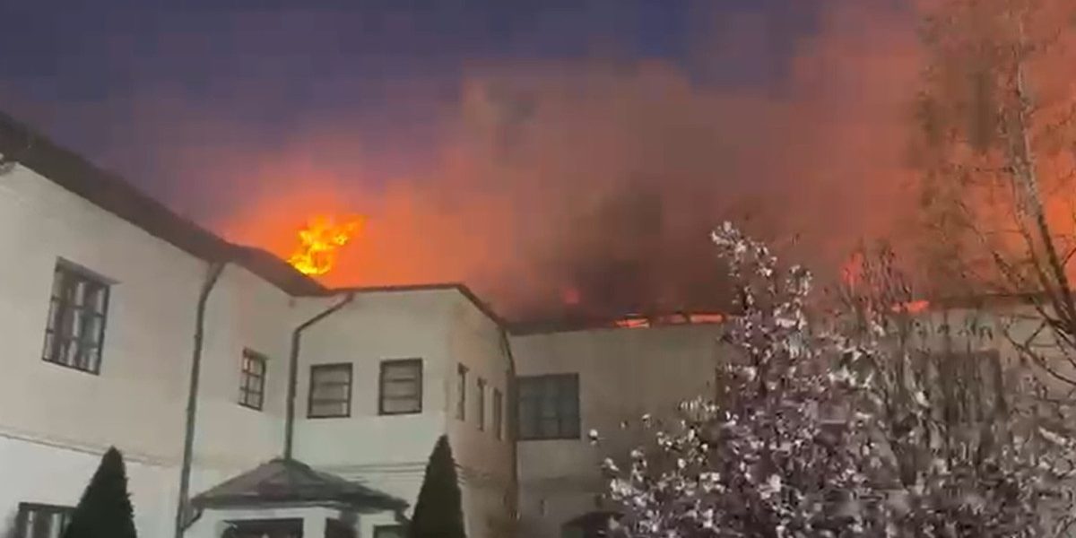 Incendiu violent la mănăstire din Vâlcea: Pompieri din trei județe luptă cu flăcările