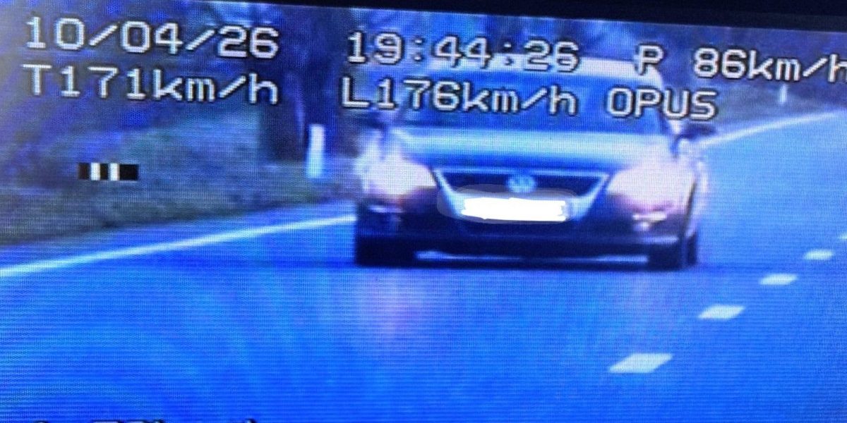 Șoferiță, prinsă cu 176 km/h. Explicația? „Arde cozonacul”, zice ea