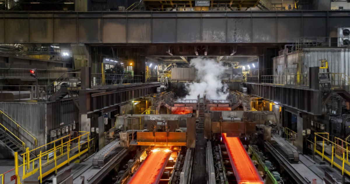 Consiliul Concurenței a dat undă verde preluării uzinei ArcelorMittal Hunedoara de către UMB Steel SRL, parte a grupului UMB, controlat de familia Umbrărescu