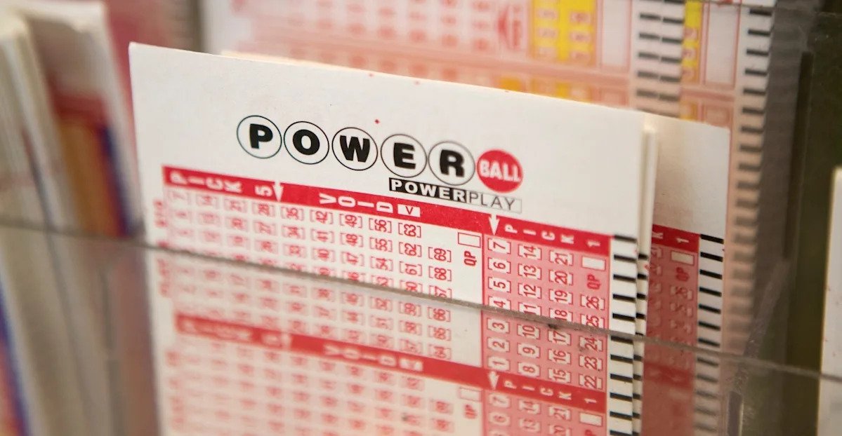Nicio persoană nu a câștigat premiul cel mare de 216 milioane de dolari la extragerea Powerball de sâmbătă, 4 aprilie, astfel că potențialul jackpot pentru următoarea extragere, programată pentru luni, 6 aprilie, a crescut la aproximativ 231 milioane de dolari, cu o valoare de numerar de 105 milioane