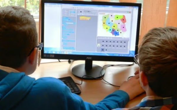 Start înscrieri pentru vouchere de 200 de euro! Ce trebuie să facă elevii și studenții