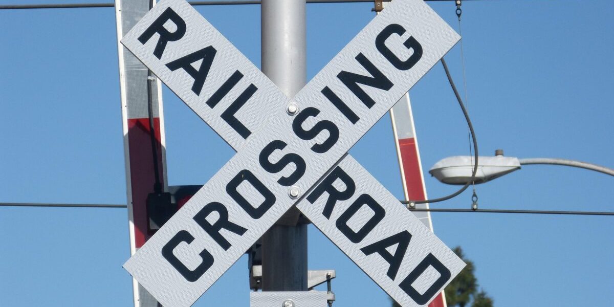 Autoturism autonom, escapadă periculoasă: a spart bariera și s-a intersectat cu un tren
