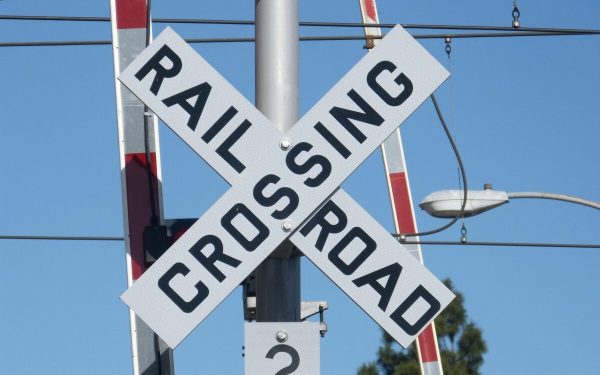 Autoturism autonom, escapadă periculoasă: a spart bariera și s-a intersectat cu un tren