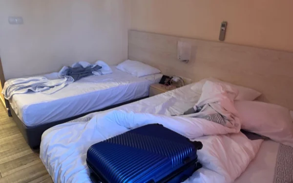 Intri într-o cameră de hotel? Gestul care îți poate salva viața durează 5 secunde