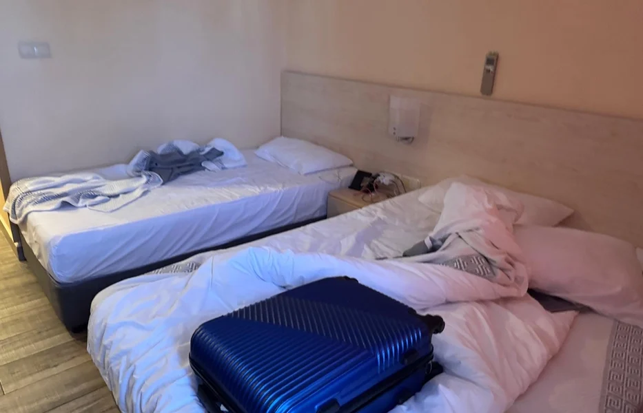 Intri într-o cameră de hotel? Gestul care îți poate salva viața durează 5 secunde