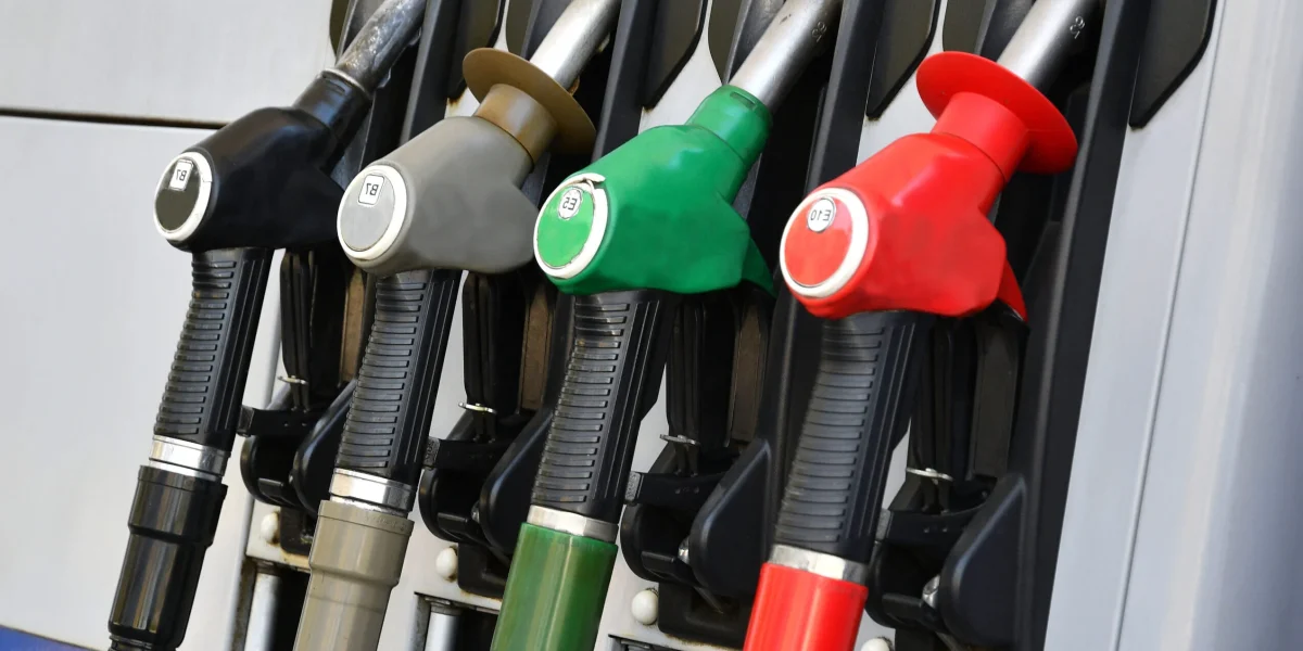 Ieftinire-record la carburanți: Prețuri ca înainte de atacul din Iran, bucurie pentru șoferii din România