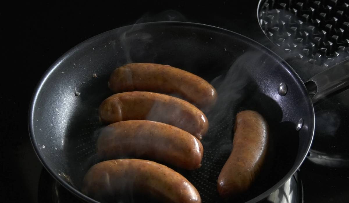 Varză călită cu cârnați Durdulii: o combinație rapidă și plină de savoare pentru orice familie Este un preparat pe care mulți români îl consideră un clasic al bucătăriei de acasă, fiind ideal pentru o masă rapidă, dar cu gust autentic și consistent