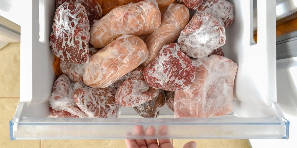 Cât rezistă mielul la congelator? E mai „mofturos” ca vită și pui?