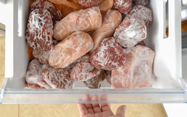 Cât rezistă mielul la congelator? E mai „mofturos” ca vită și pui?