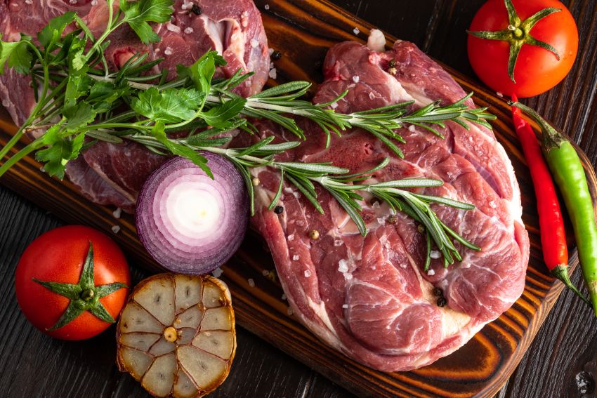 Șoc la raft înainte de Paște: Cât ajunge mielul în 2026? Prețuri de nebunie în România