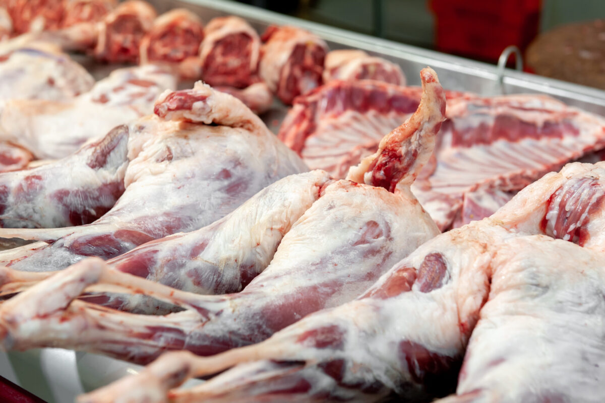 Carnea de Miel, Gata de Scumpit: Românii Se Pregătesc de Paște 2026 Prețurile cărnii de miel pentru Paștele 2026 sunt estimate să crească, punând o presiune suplimentară pe bugetele românilor