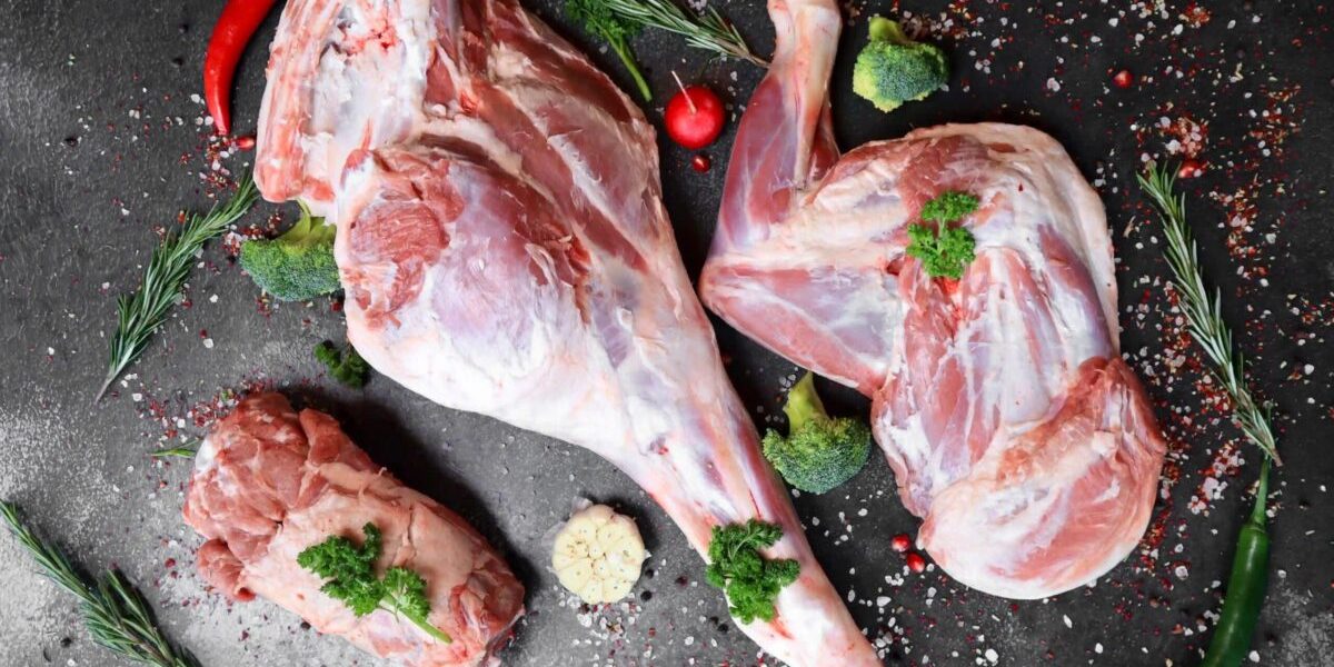 Carnea de miel, adesea controversată: ghid practic pentru a-i domoli gustul puternic Mielul, o prezență constantă pe mesele românilor, mai ales în preajma sărbătorilor pascale, nu este pe placul tuturor