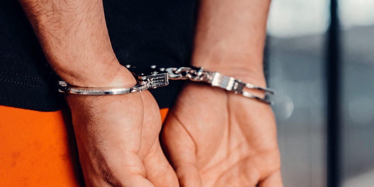 Hârșova: Distrugeri, violare și lovire. Doi bărbați, reținuți în Constanța