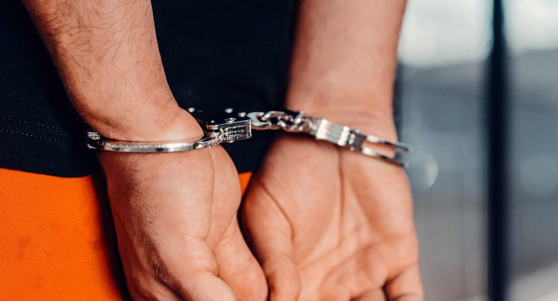 Doi bărbați reținuți în Hârșova pentru distrugere, violare de domiciliu și agresiune Polițiștii din Hârșova au reținut doi bărbați, cu vârstele de 21 și 26 de ani, într-un dosar penal ce vizează infracțiuni grave