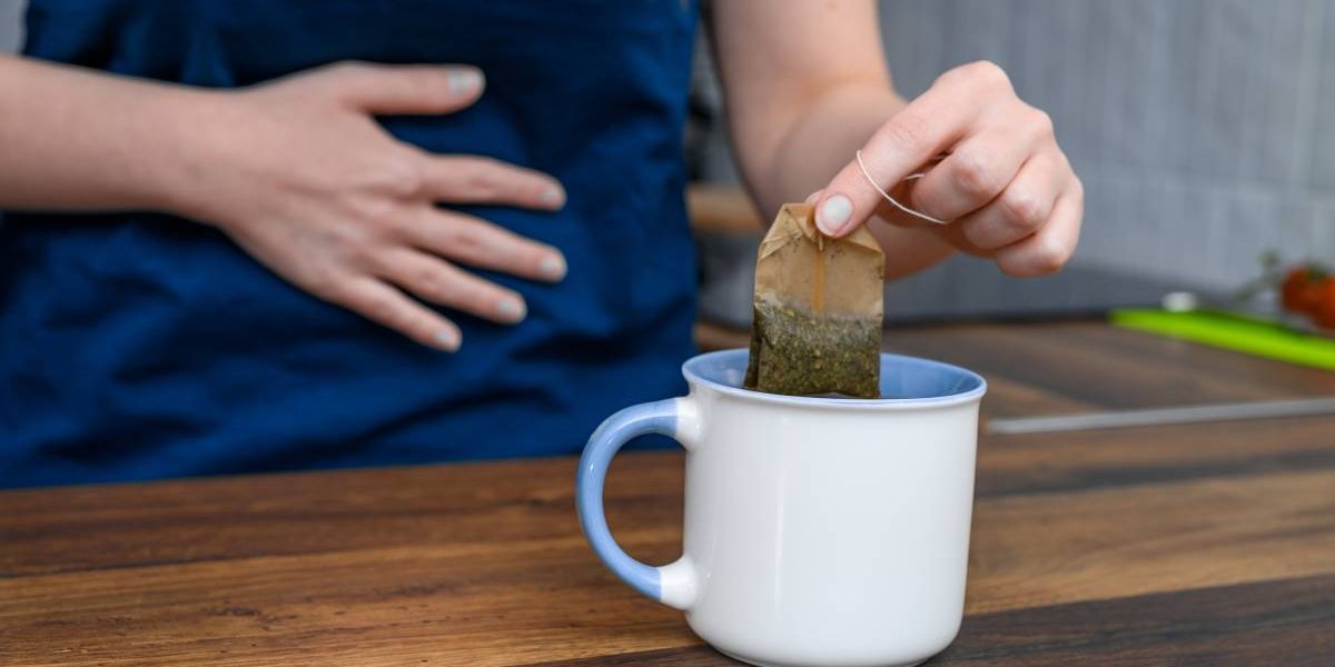 Ceaiuri naturiste: Scapă de balonare și arsuri după masa de Paște