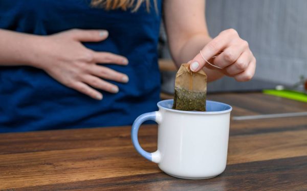 Ceaiuri naturiste: Scapă de balonare și arsuri după masa de Paște