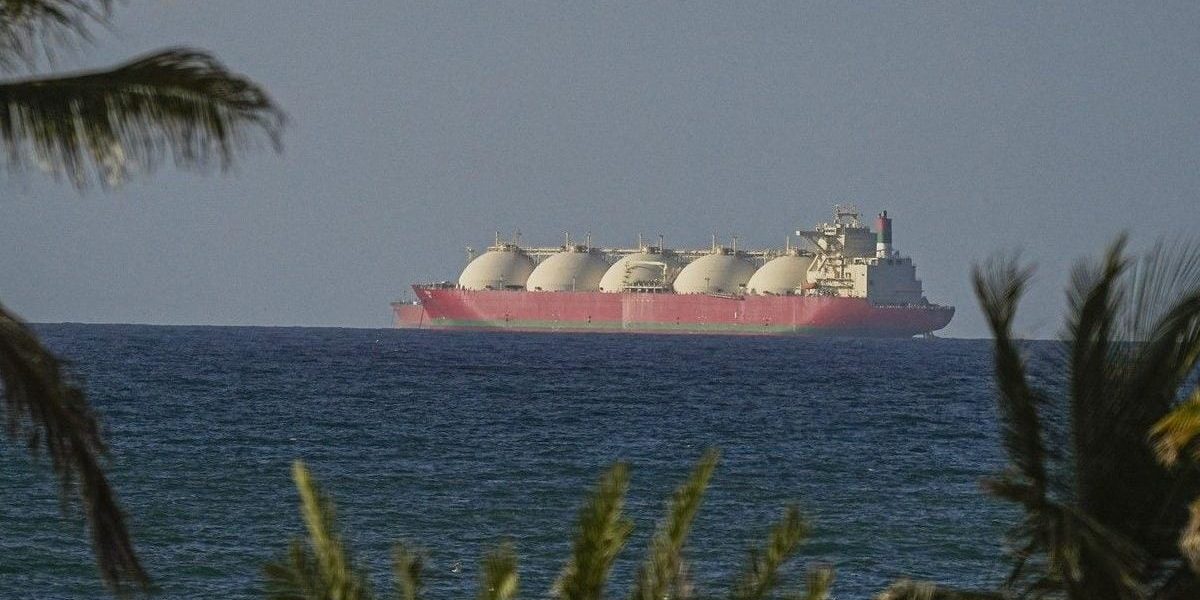 Iranul blochează STRÂMTOAREA Ormuz, dar redeschide spațiul aerian parțial