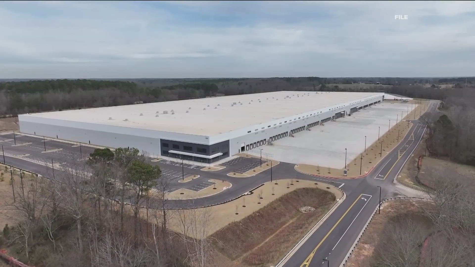 Doi vecini din Georgia, Gareth Fenley și John Miller, își dedică zilele unui proiect comun care vizează transformarea unui centru de detenție abandonat De luni de zile, Gareth Fenley, un democrat, și John Miller, un conservator, urcă zilnic în mașini pentru a ajunge la un depozit dezafectat aflat la marginea unui mic oraș din Georgia