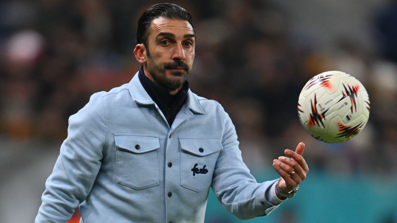 Elias Charalambous, pregătit pentru o nouă etapă în carieră după succesul din România Fostul antrenor de la FCSB, Elias Charalambous, are planuri pentru o nouă aventură profesională, după ce a lăsat în urmă o experiență de succes în Liga 1