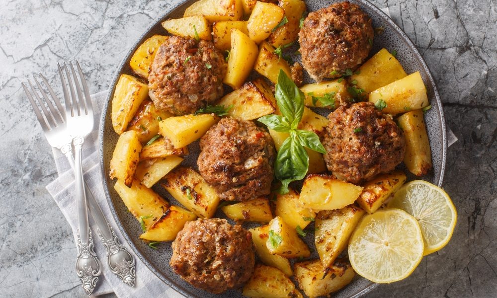 Secretul chifteluțelor grecești: Rețeta la cuptor care cucerește România