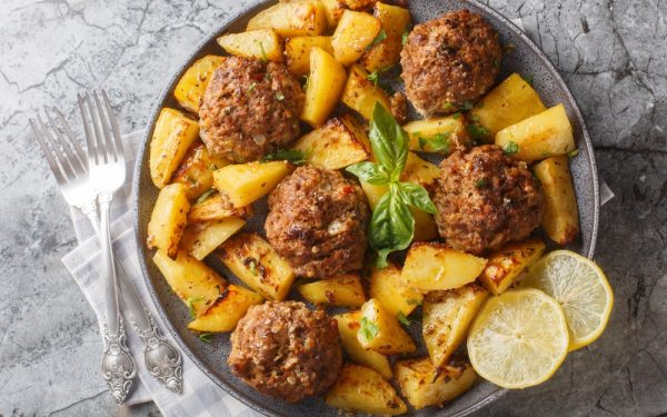 Secretul chifteluțelor grecești: Rețeta la cuptor care cucerește România