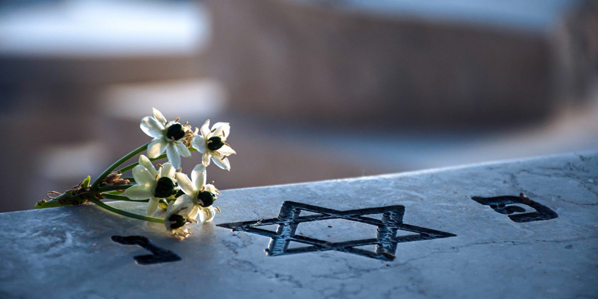 Vandalism la Reghin, în noaptea de Paște: morminte profanate în cimitirul evreiesc