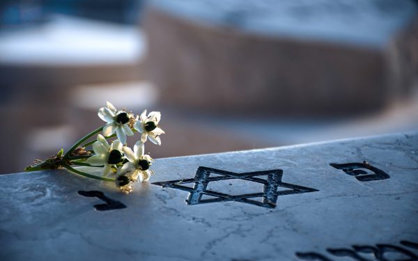 Vandalism la Reghin, în noaptea de Paște: morminte profanate în cimitirul evreiesc