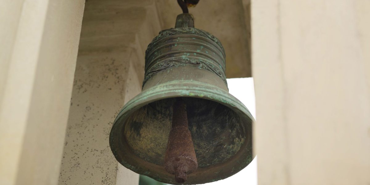 Bacău: Clopotarul, în stare gravă după ce clopotul i-a căzut în cap la Înviere