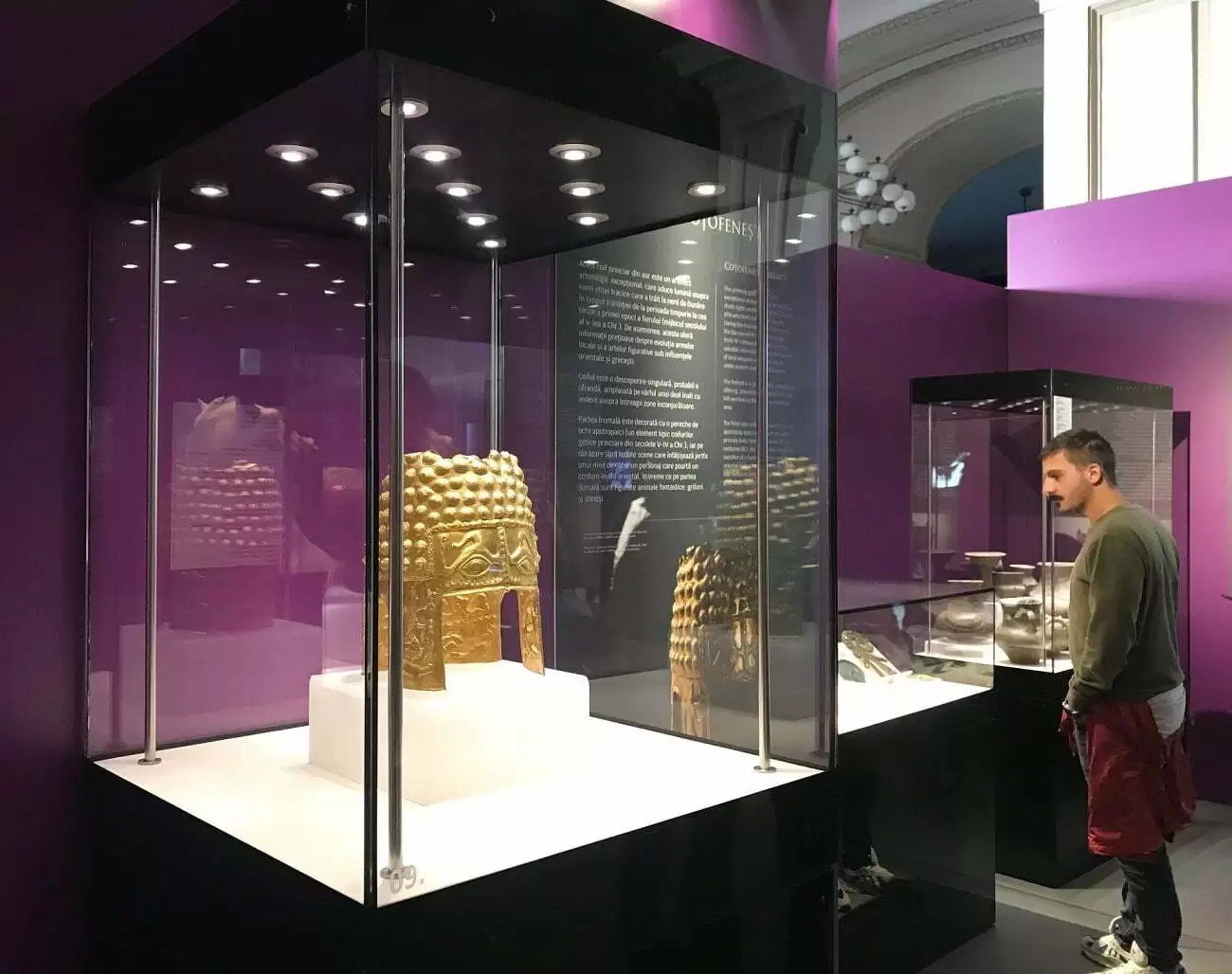 Coiful de AUR de la Coțofenești, un simbol al măreției civilizației dacice, a fost recuperat după mai bine de un an de la furtul care a zguduit patrimoniul cultural al României