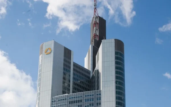 UniCredit pune la cale transformarea Commerzbank