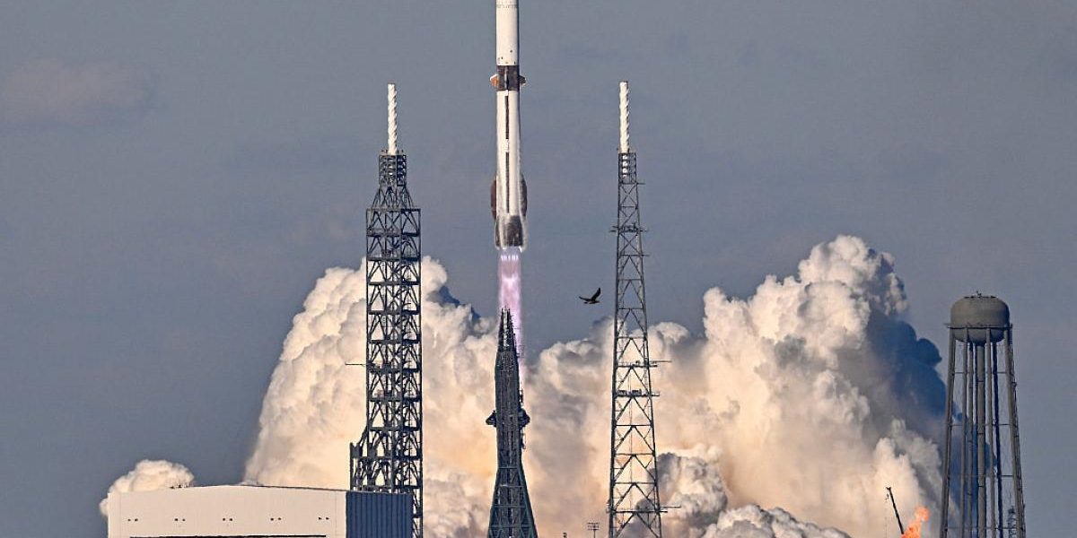 Blue Origin lansează racheta cu motor reutilizabil, o premieră istorică