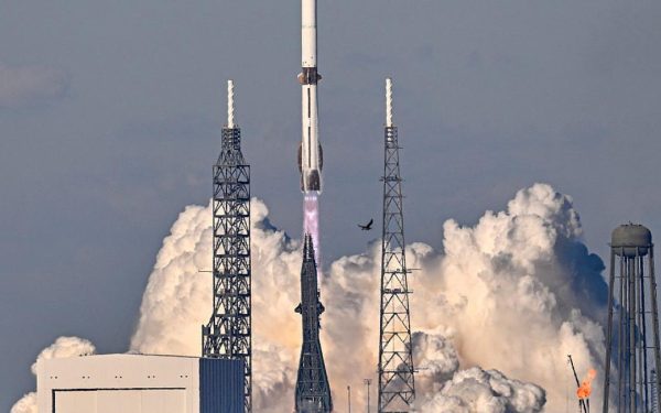 Blue Origin lansează racheta cu motor reutilizabil, o premieră istorică