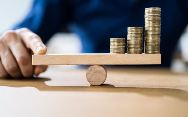 Inflația, coșmarul economiei: Firmele înghit pierderi, românii strâng cureaua