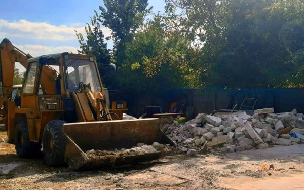 Demolare masivă: 55 de construcții ilegale, radiate de autorități luna trecută